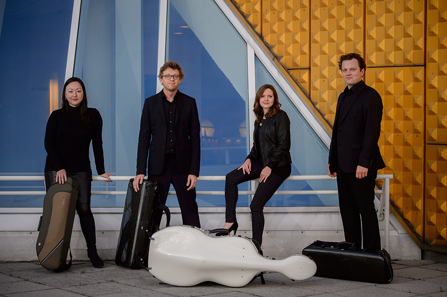 Varian Fry - Gruppenfoto Berliner Philharmonie aussen mit Instrumente