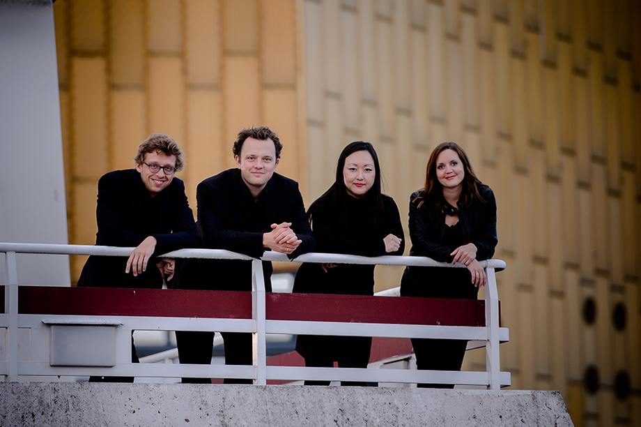 Varian Fry - Gruppenfoto Berliner Philharmonie aussen ohne Instrumente