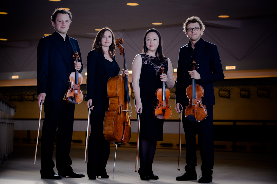 Varian Fry - Gruppenfoto Berliner Philharmonie innen mit Instrumente